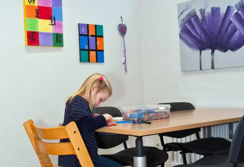 Malendes Kind am Tisch