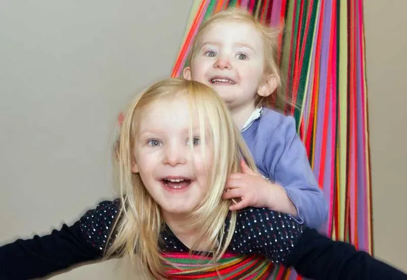 Zwei Kinder haben Spaß