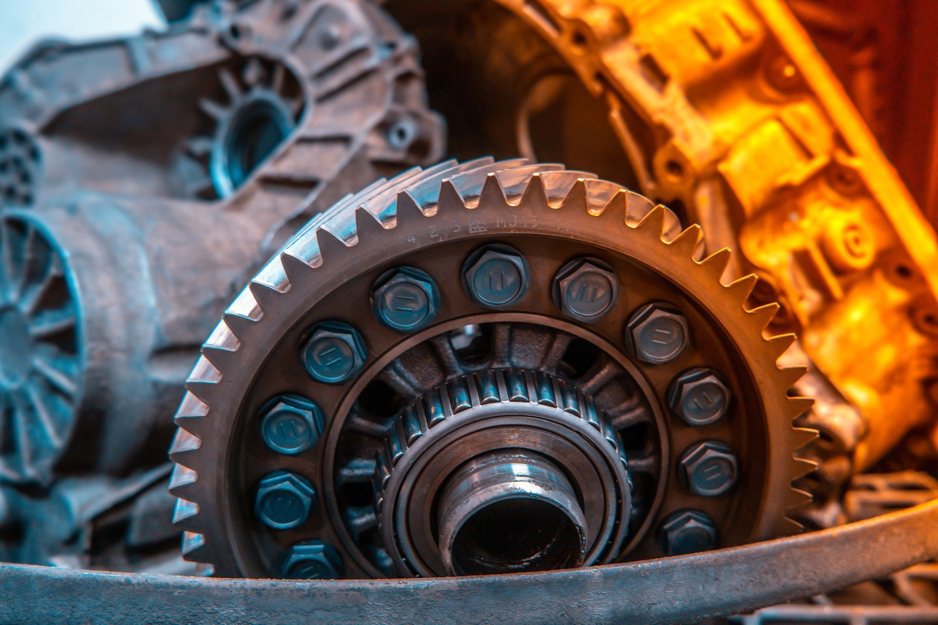 Un primer plano de un engranaje de una máquina.