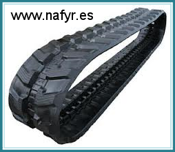 Un par de orugas de goma para un tractor sobre un fondo blanco.