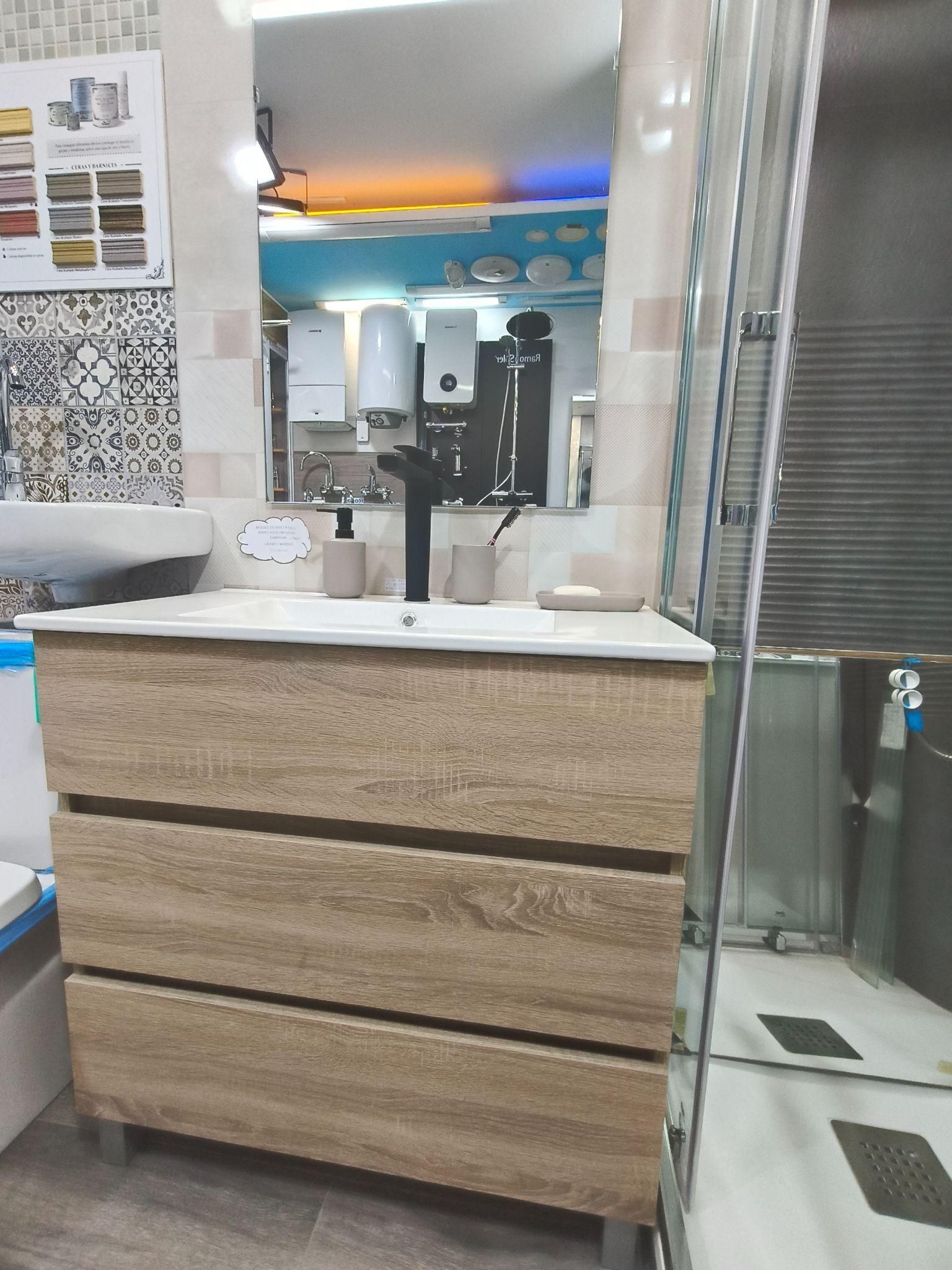 Un baño con tocador de madera y espejo.