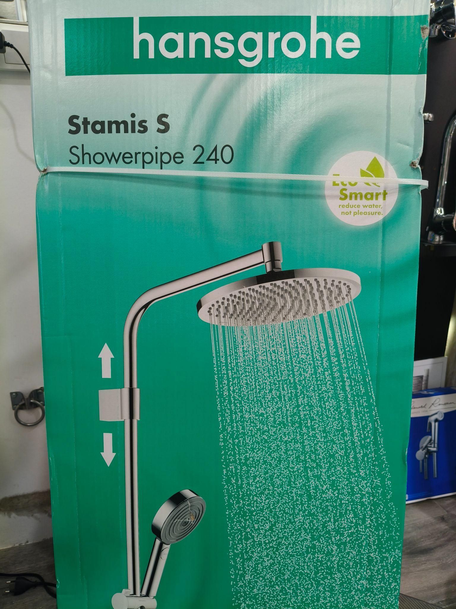 Una caja de ducha Hansgrohe Showerpipe 240 está sobre un suelo de madera.