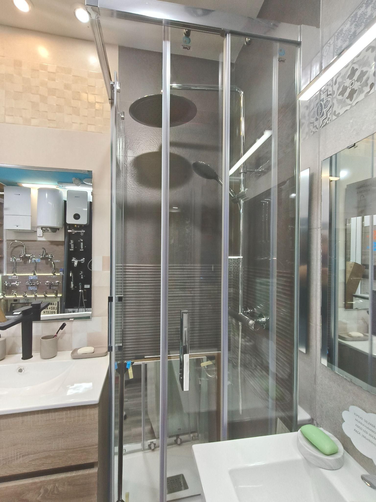 Un baño con lavabo y ducha.