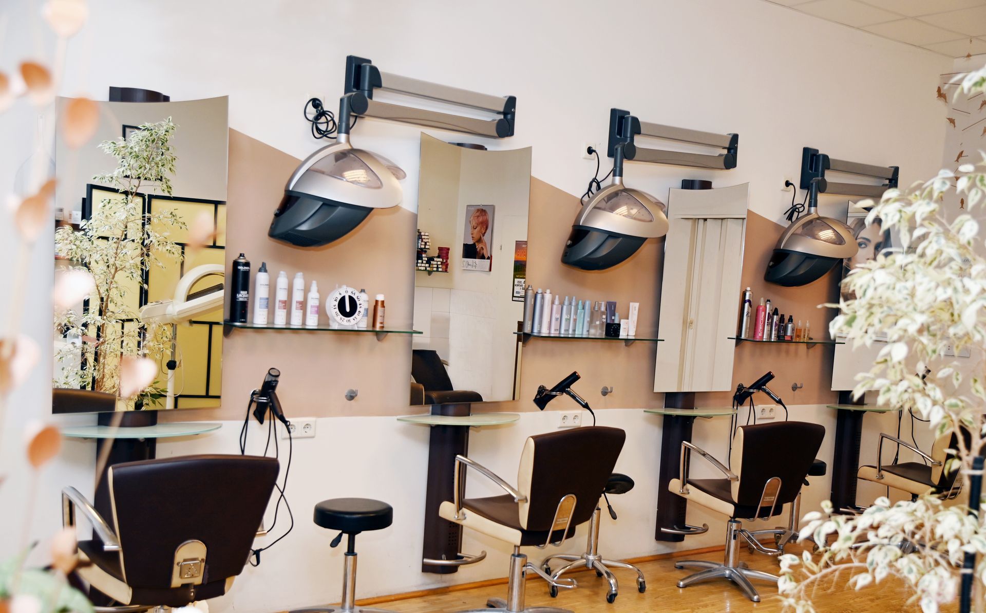 Eine Reihe von Friseurstühlen sind in einem Raum aufgereiht