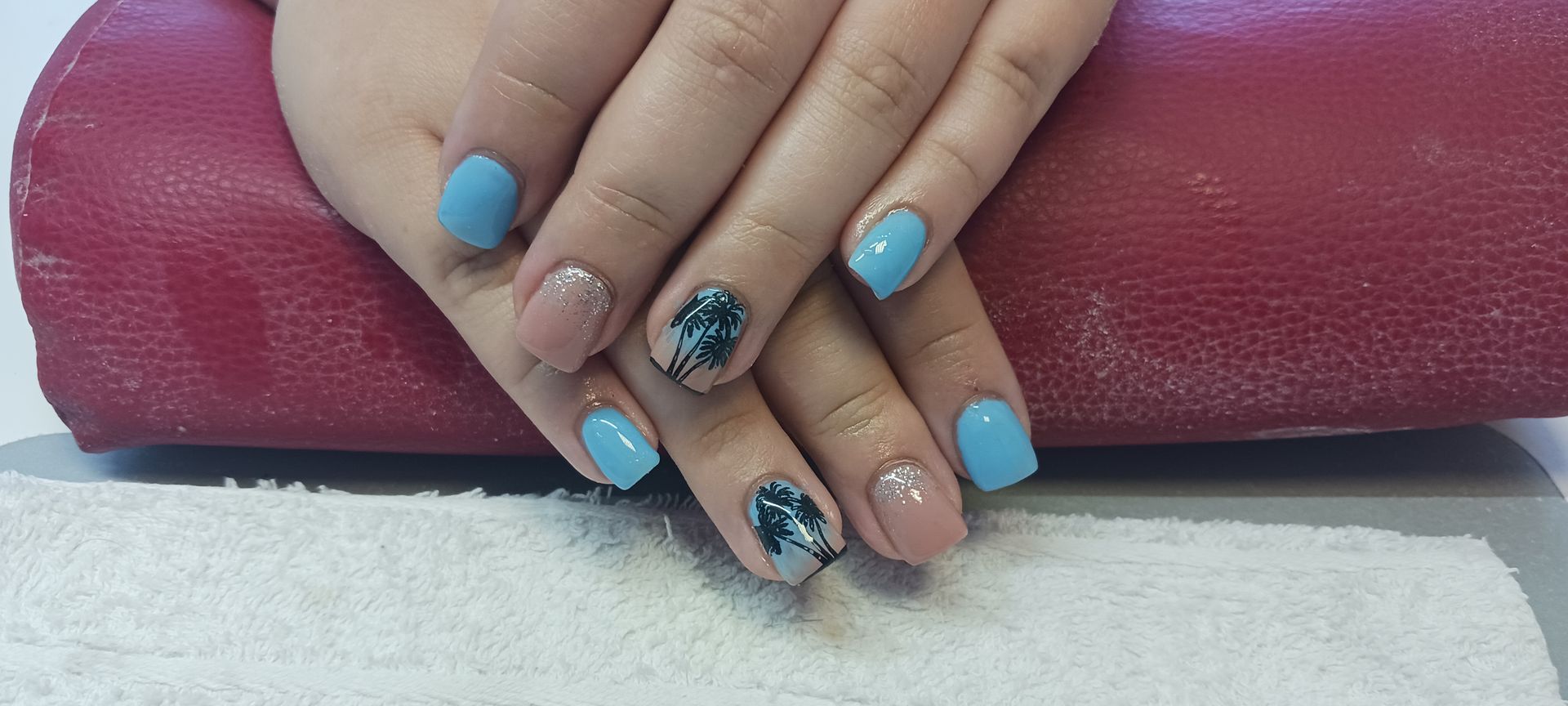 Eine Nahaufnahme der Nägel einer Person auf einem Handtuch.