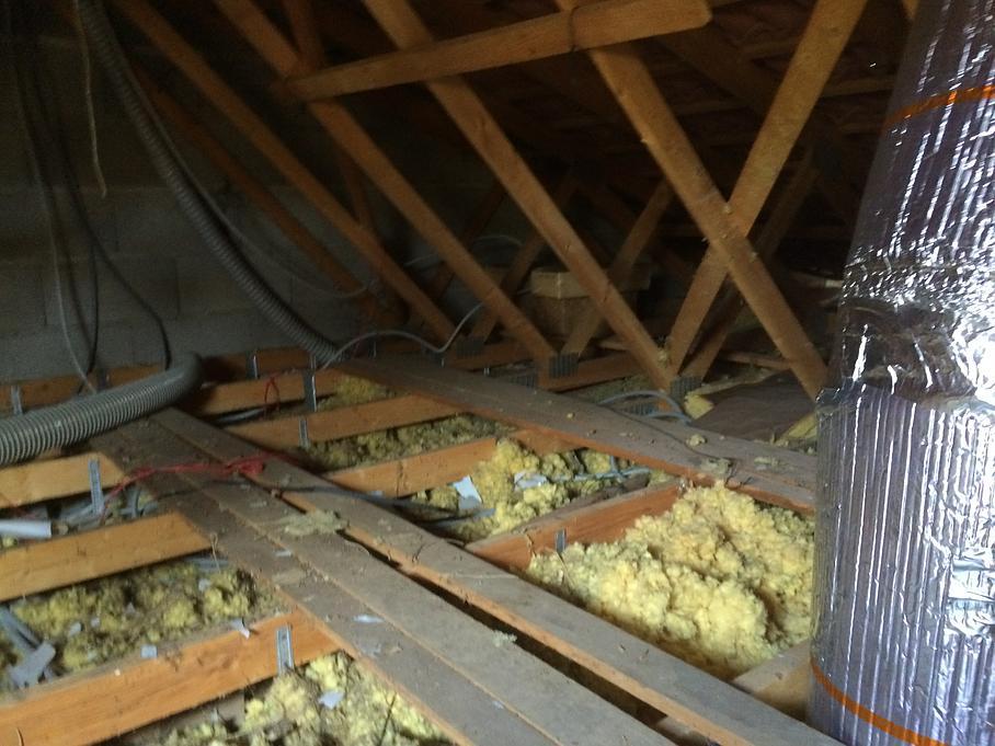 Combles perdus avec des éléments en bois et du matérieu isolant