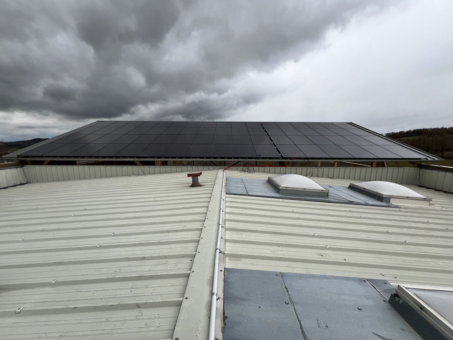 Panneaux photovoltaïques installés sur un toit en bac acier