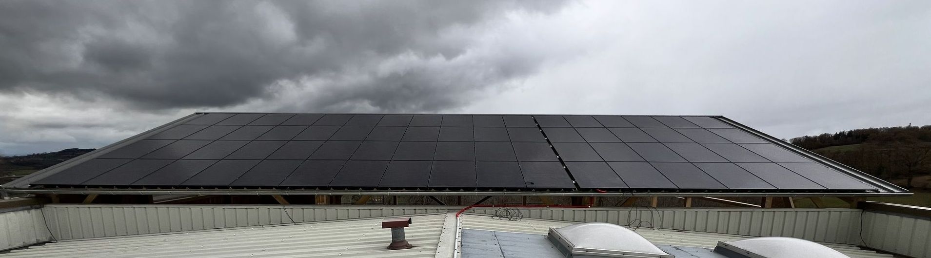 Panneaux photovoltaïques sur un toit en bac acier