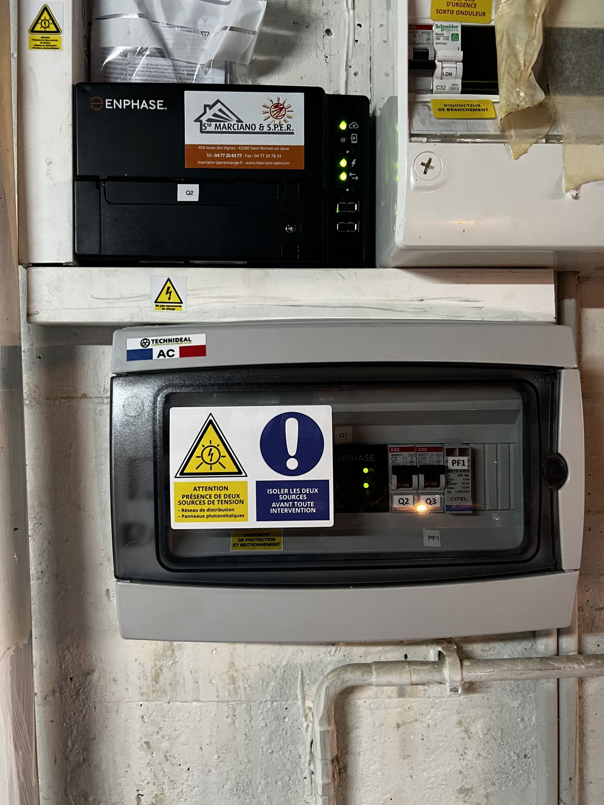 Disjoncteur relié aux panneaux solaires