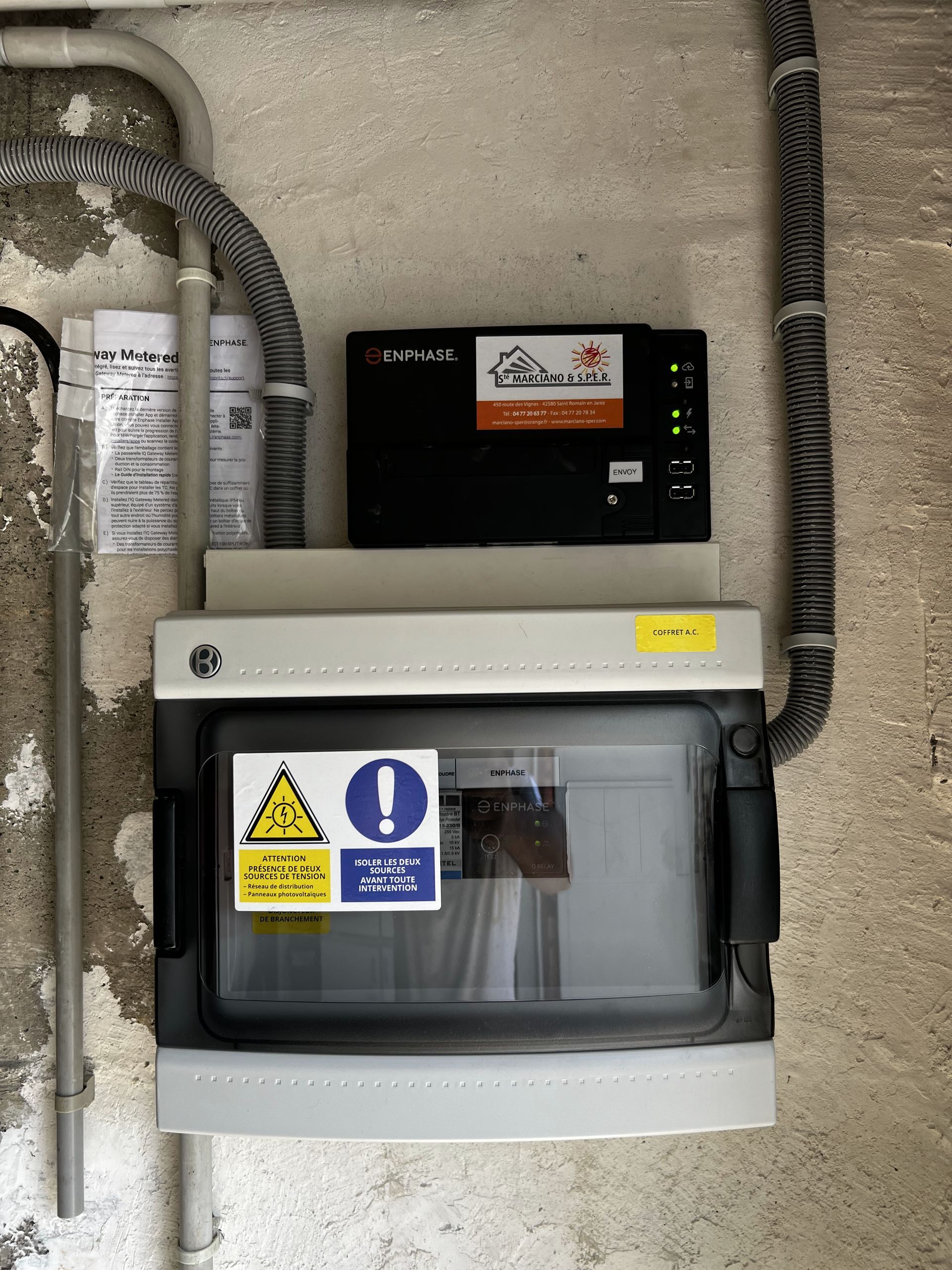 Disjoncteur relié aux panneaux photovoltaïques