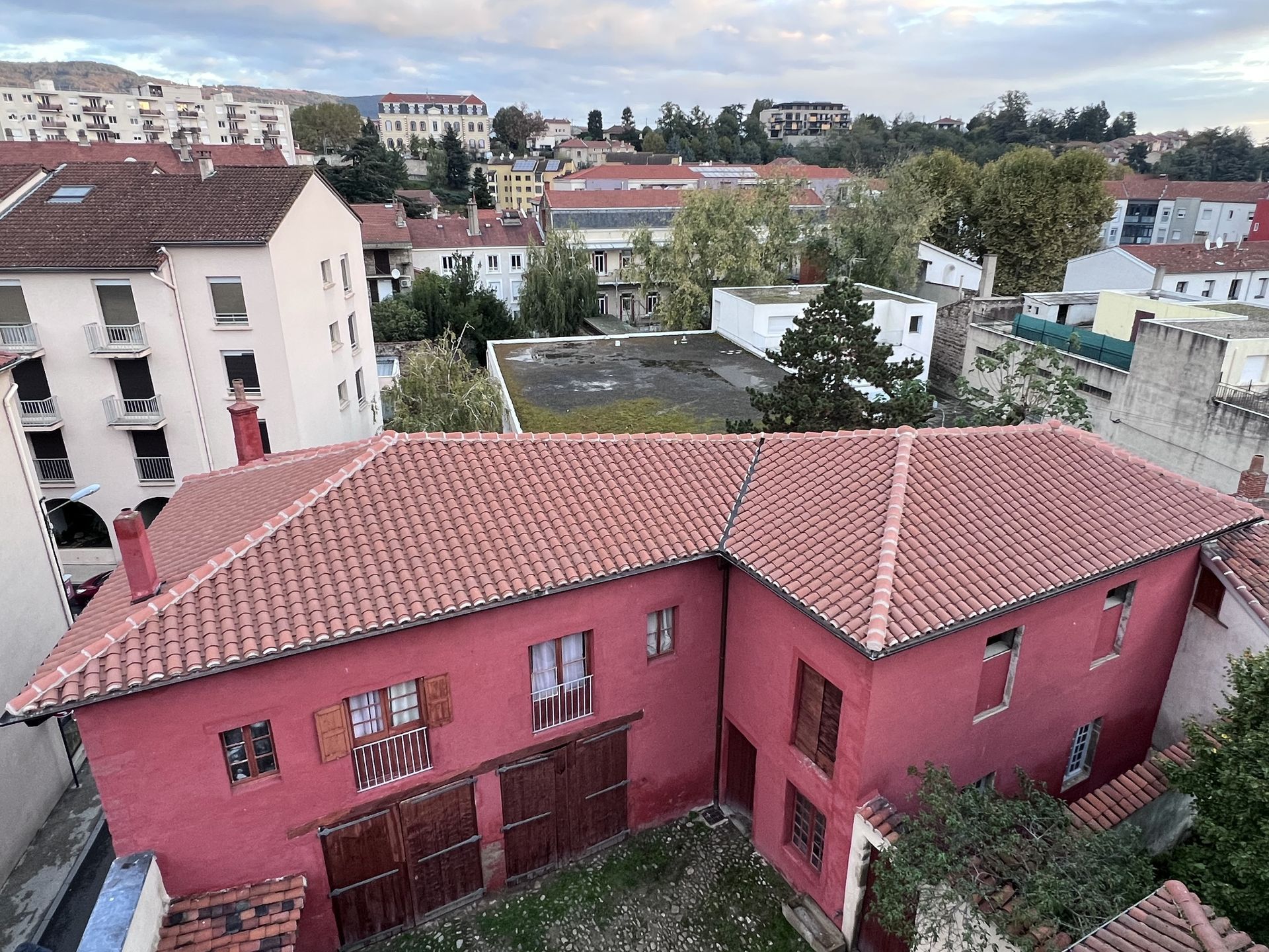 Vue de dessus d'une maison rose avec un toit rose