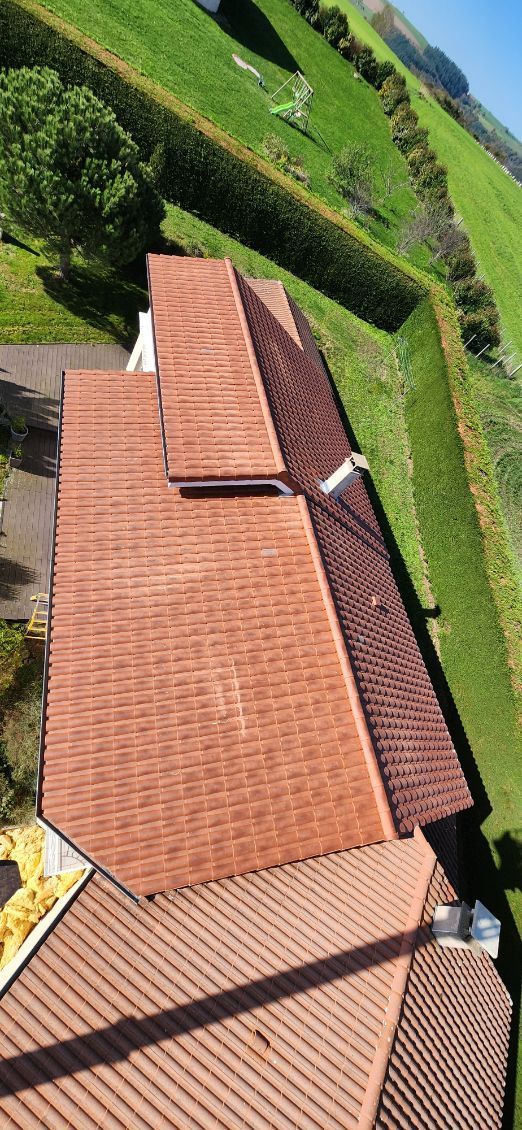 Toit en tuiles rouge d'une maison en long