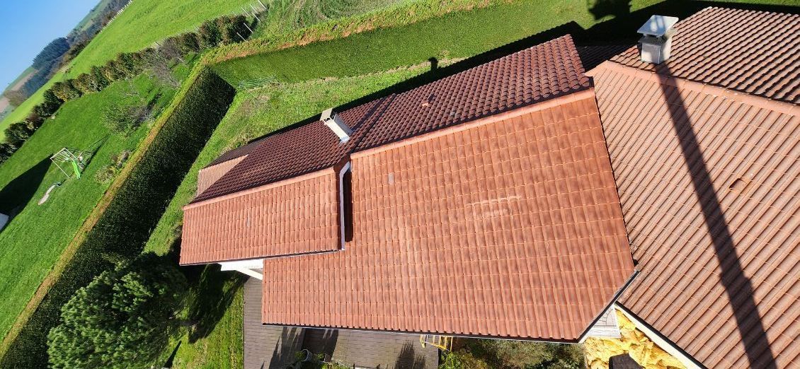 Toiture en tuile vue d'en haut d'une maison