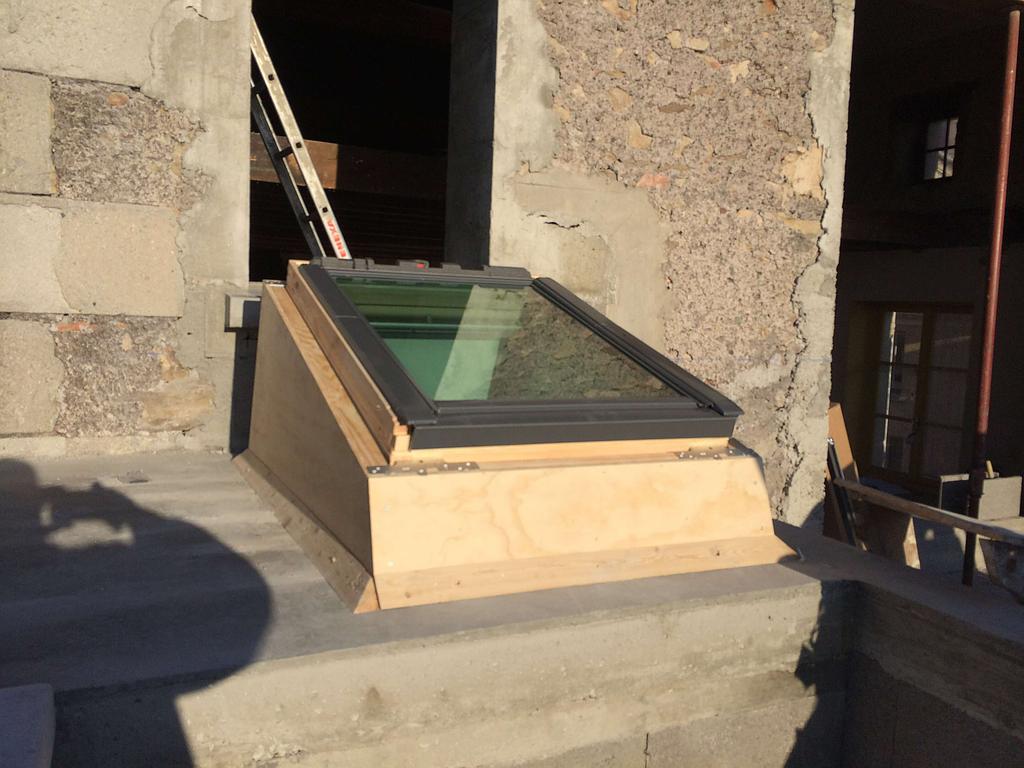 Pose d'un velux sur un morceau de toit