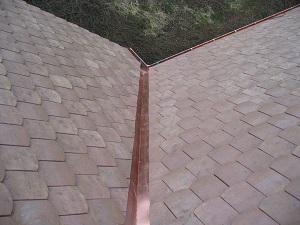 Raccordement de toiture avec une pièce de zinguerie