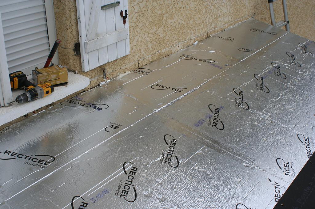 Plaque isolante extérieure posée sur un morceau de toit sous une fenêtre