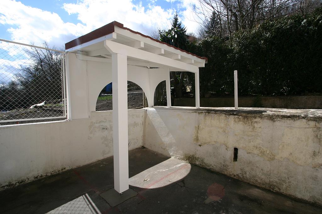 Structure en bois et tuile pour un abri de jardin