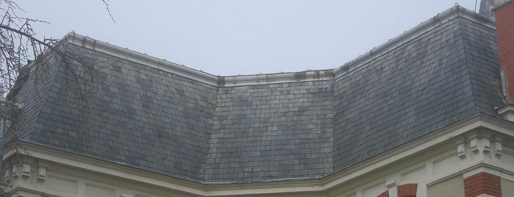 Morceau de toit en ardoise et éléments en zinguerie au sommet