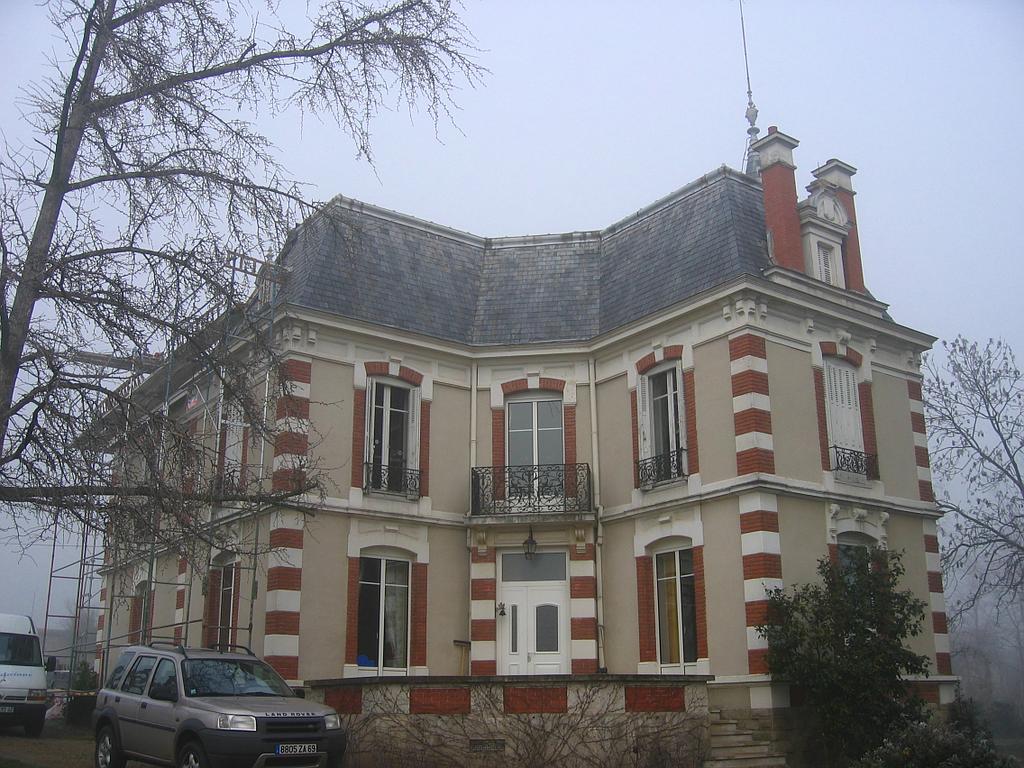 Maison type art déco avec une toituture grise