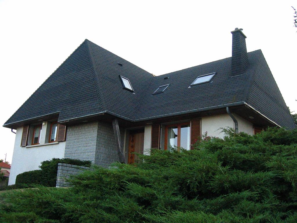 Maison avec un toit gris, et des velux