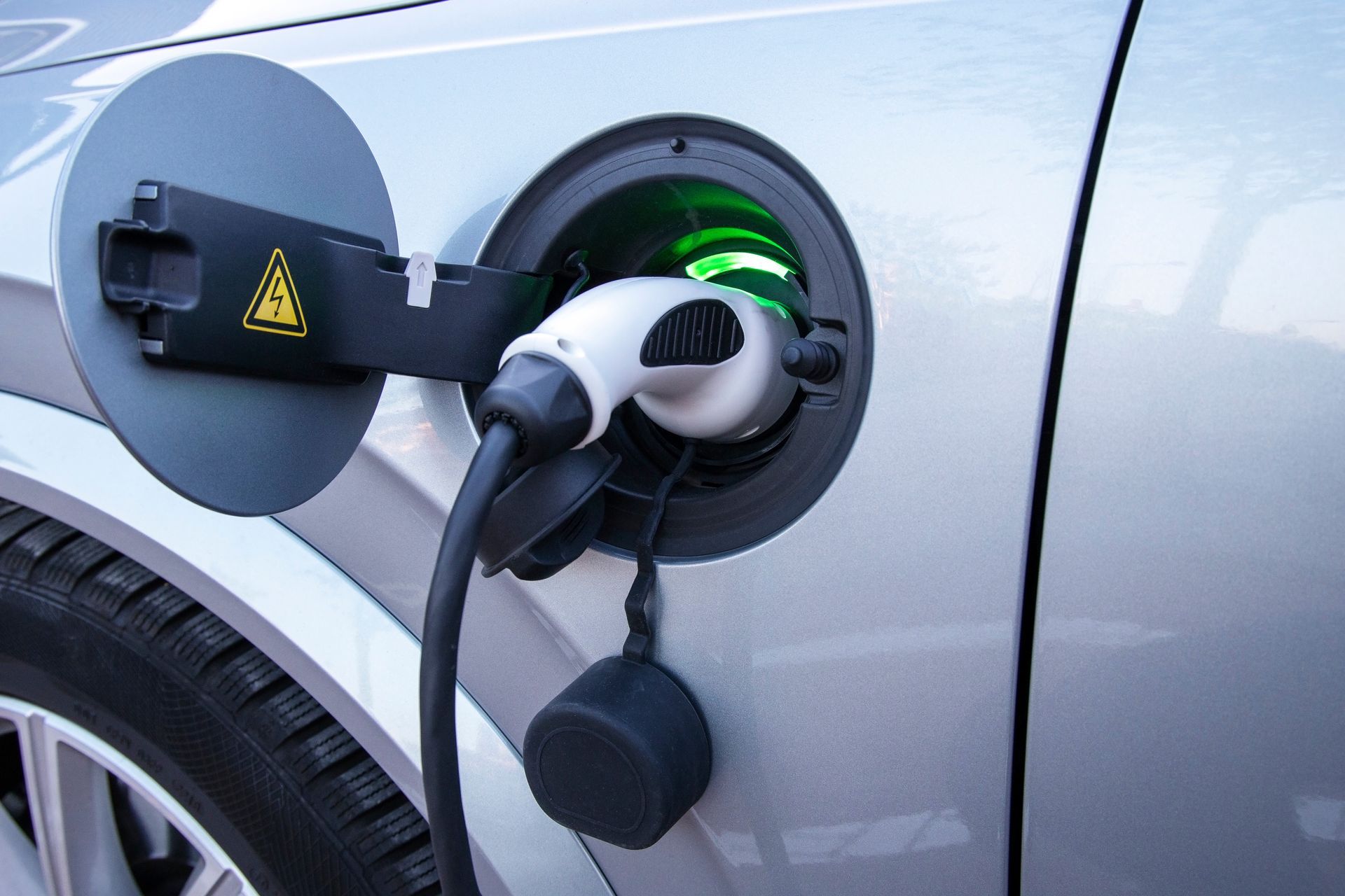Prise de borne de recharge branchée sur une voiture électrique