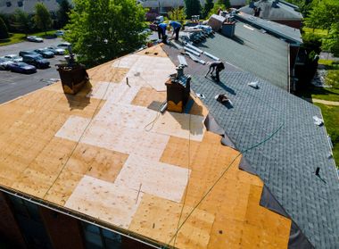 Ouvriers qui travaillent sur une toiture en rénovation