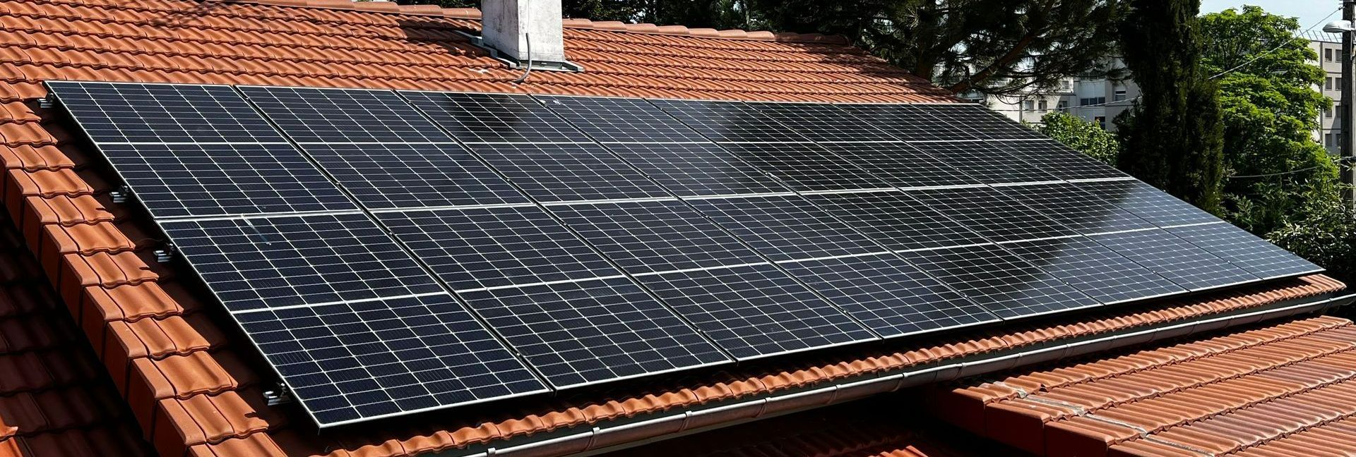 Planche de panneaux solaires qui recouvre une partie de toiture