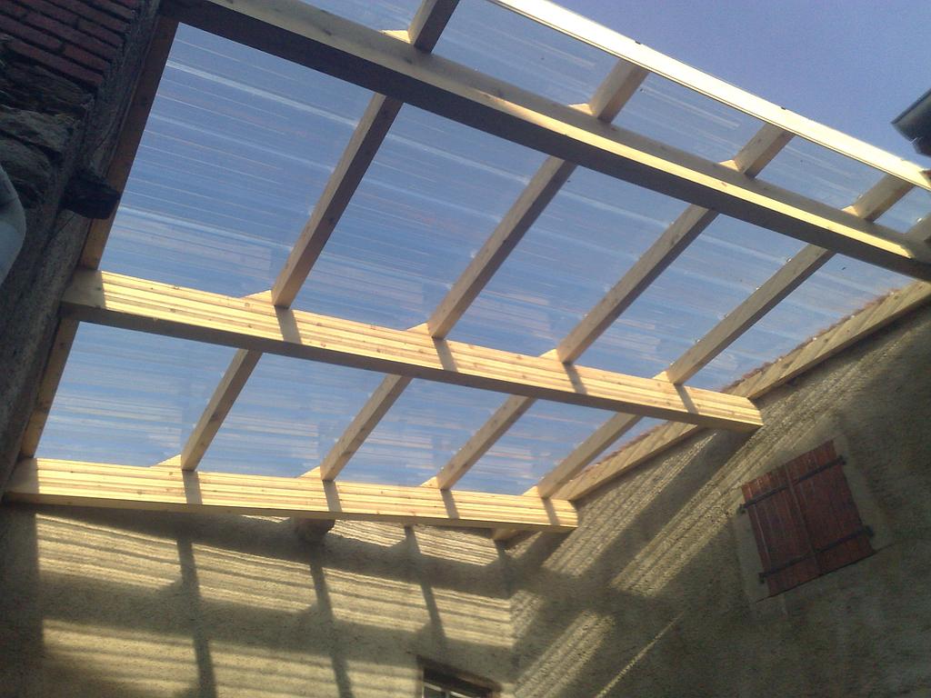 Vue de l'intérieur sur une fenêtre de toit