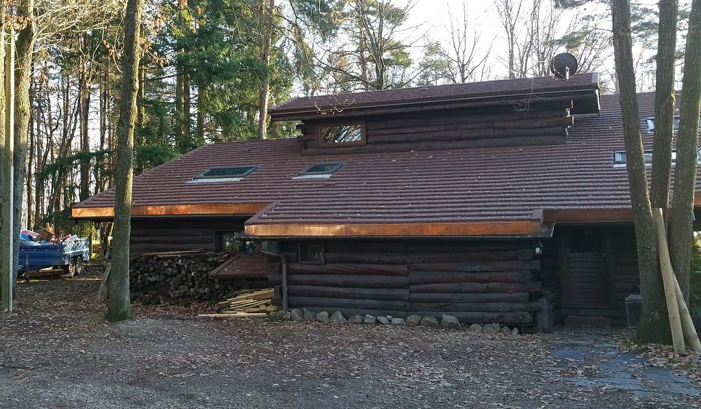 Maison en bois avec des éléments de zinguerie autour de la toiture