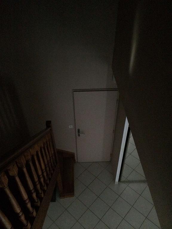 Cage d'escalier plongée dans le noir