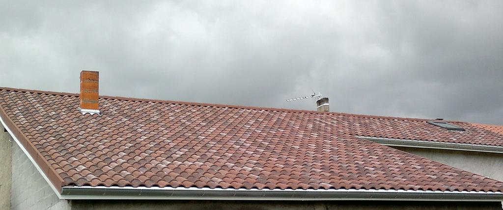 Morceau de toiture en tuile avec une gouttière