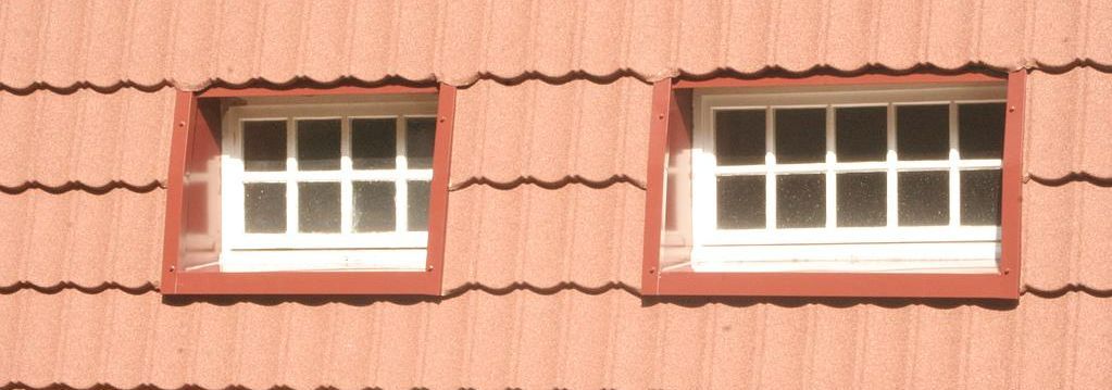 Deux fenêtres de toit blanche sur une toiture en tuile