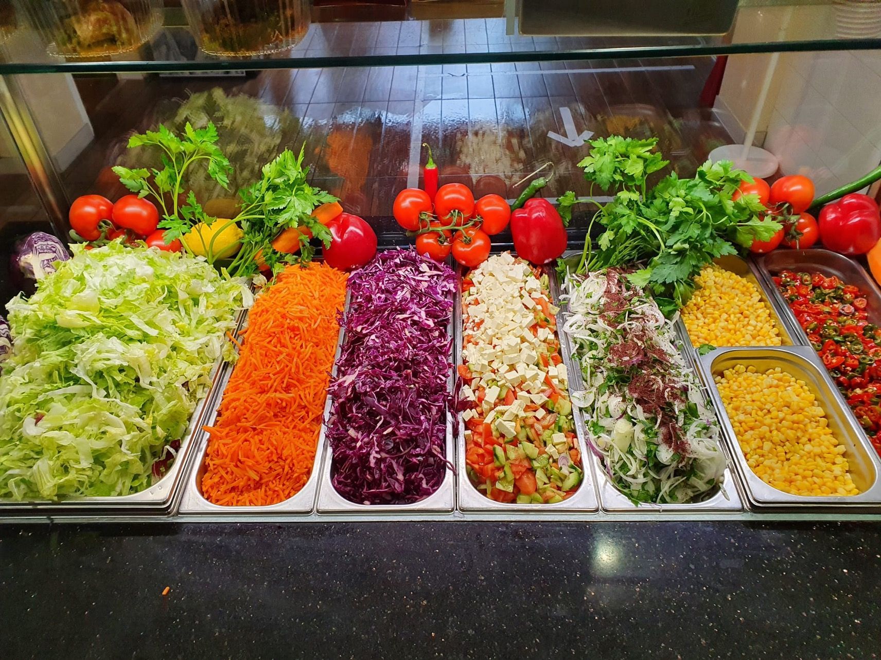 Willkommen im City Grill Pratteln – Ihrem Zuhause für authentische anatolische Speisen in Baselland. Genießen Sie herzhaften Döner Kebap und knusprige Lahmacun in einem einladenden Ambiente. Treffen Sie Freunde und Familie für unvergessliche Momente und eine kulinarische Reise jenseits des Gewöhnlichen.