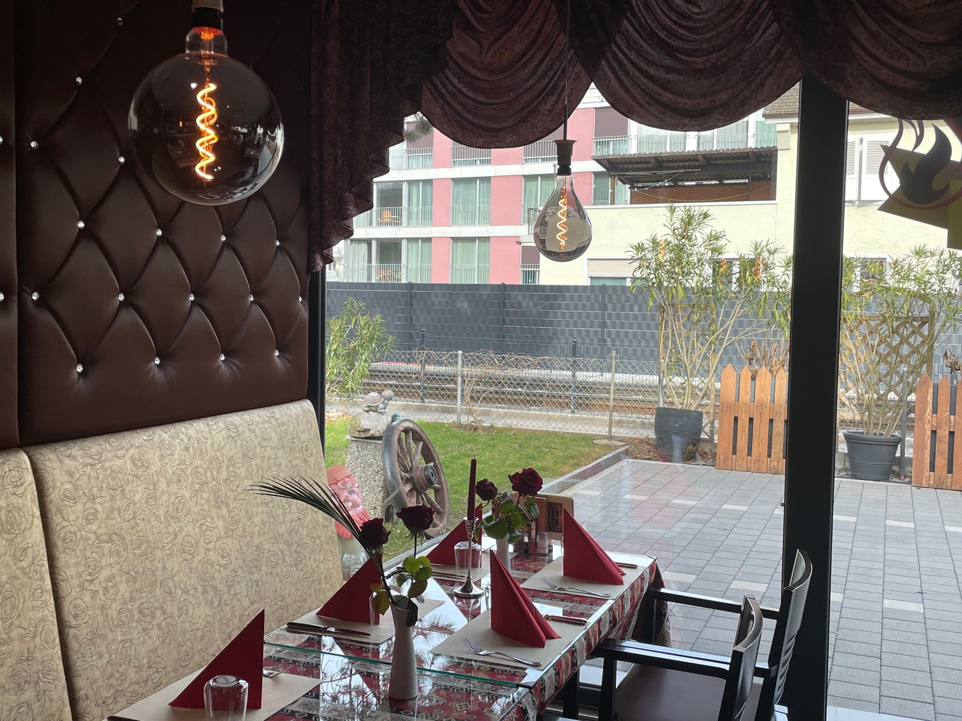 Willkommen im City Grill Pratteln – Ihrem Zuhause für authentische anatolische Speisen in Baselland. Genießen Sie herzhaften Döner Kebap, knusprige Lahmacun und köstliche Pizzas in einem einladenden Ambiente. Treffen Sie Freunde und Familie für unvergessliche Momente und eine kulinarische Reise jenseits des Gewöhnlichen. Entdecken Sie auch unsere praktischen Takeaway-Optionen für ein köstliches Essen unterwegs