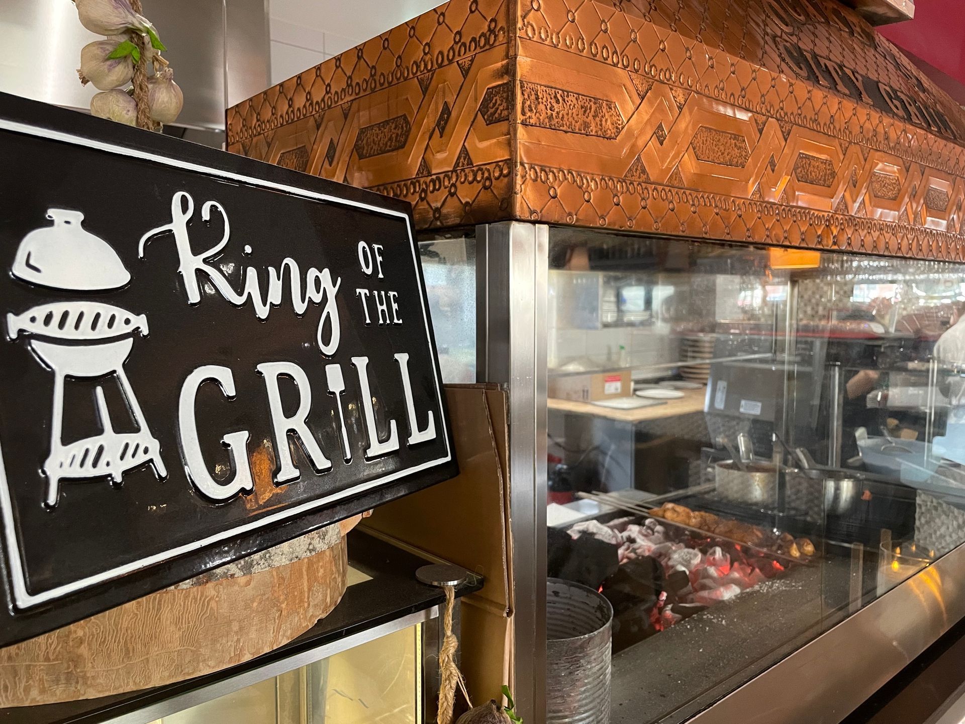 Willkommen im City Grill Pratteln – Ihrem Zuhause für authentische anatolische Speisen in Baselland. Genießen Sie herzhaften Döner Kebap und knusprige Lahmacun in einem einladenden Ambiente. Treffen Sie Freunde und Familie für unvergessliche Momente und eine kulinarische Reise jenseits des Gewöhnlichen.