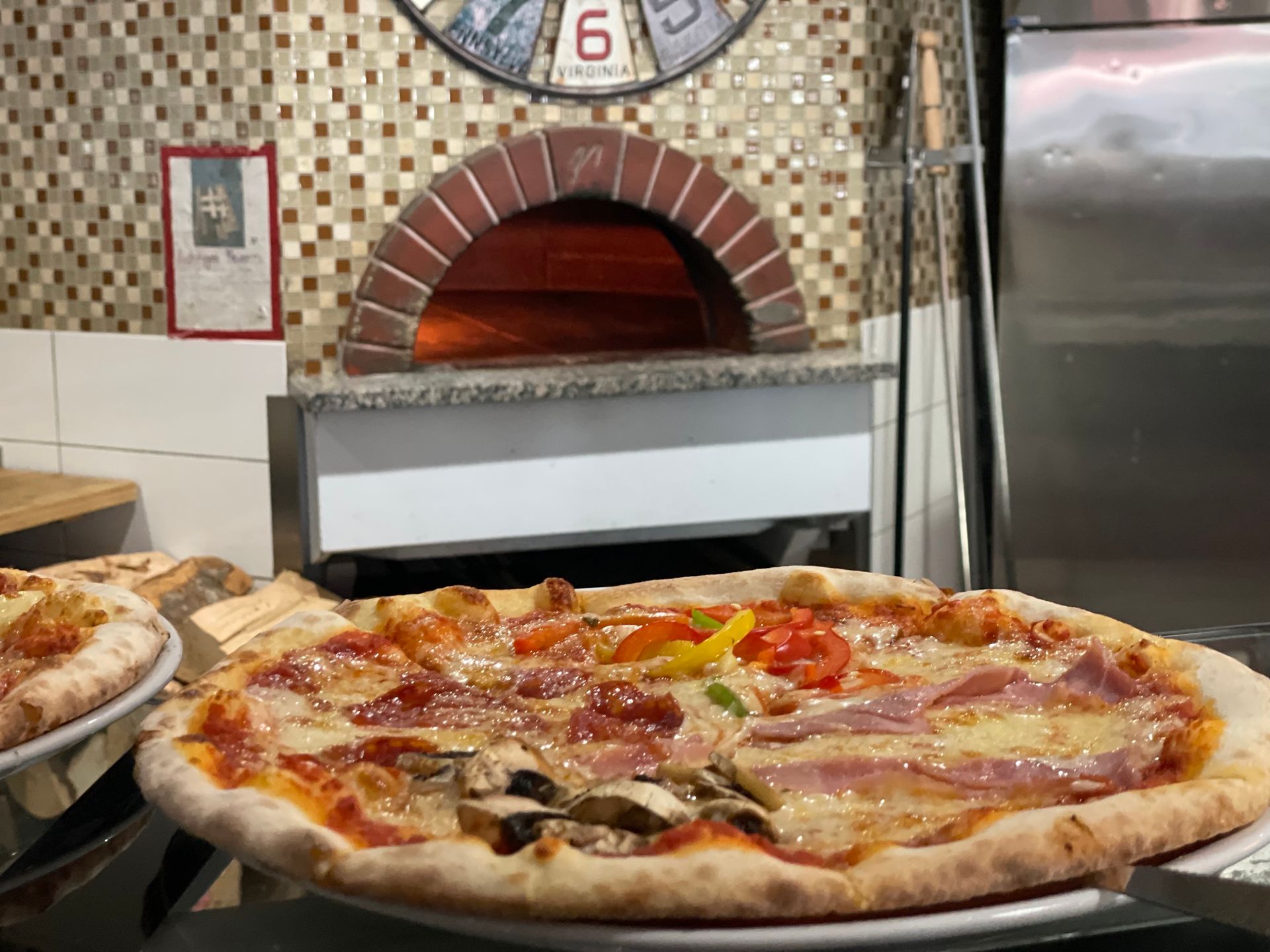 Willkommen im City Grill Pratteln – Ihrem Zuhause für authentische anatolische Speisen in Baselland. Genießen Sie herzhaften Döner Kebap und knusprige Lahmacun in einem einladenden Ambiente. Treffen Sie Freunde und Familie für unvergessliche Momente und eine kulinarische Reise jenseits des Gewöhnlichen.