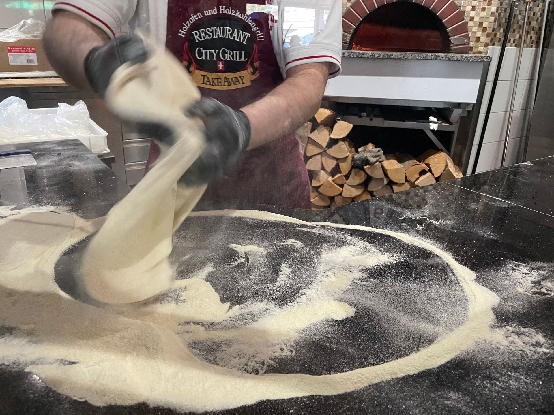 Willkommen im City Grill Pratteln – Ihrem Zuhause für authentische anatolische Speisen in Baselland. Genießen Sie herzhaften Döner Kebap und knusprige Lahmacun in einem einladenden Ambiente. Treffen Sie Freunde und Familie für unvergessliche Momente und eine kulinarische Reise jenseits des Gewöhnlichen.