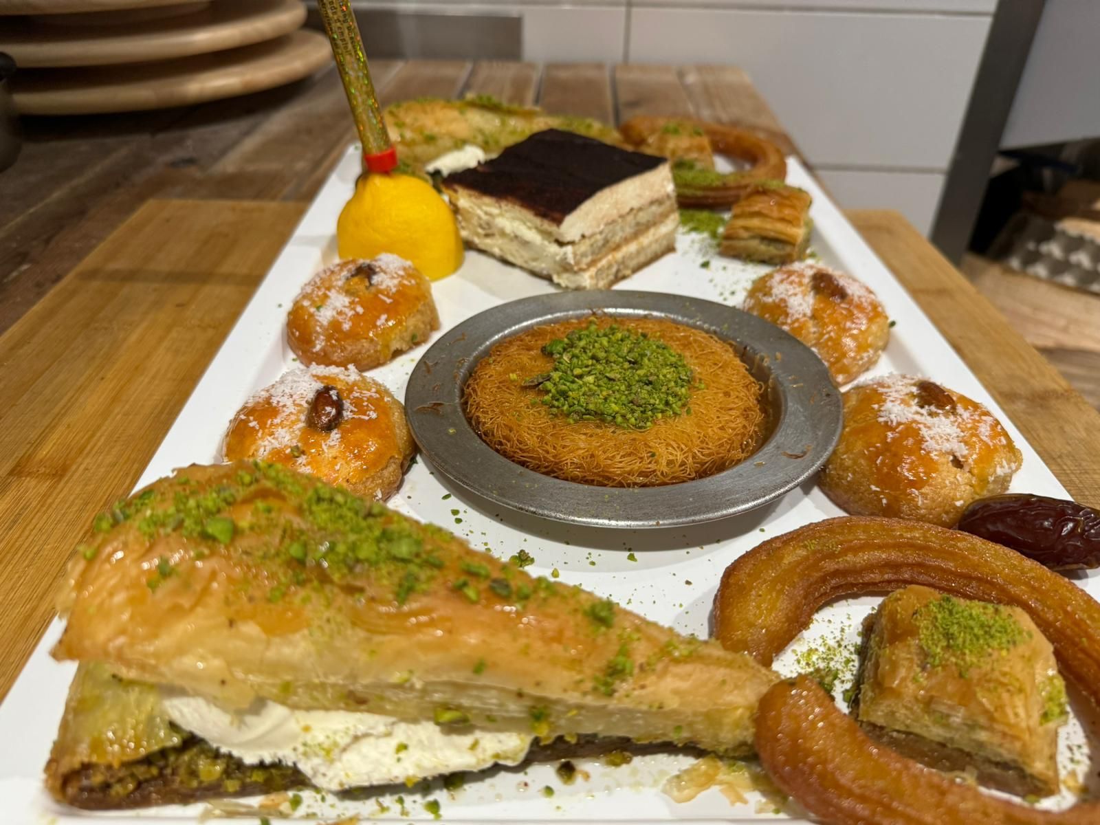 Willkommen im City Grill Pratteln – Ihrem Zuhause für authentische anatolische Speisen in Baselland. Genießen Sie herzhaften Döner Kebap und knusprige Lahmacun in einem einladenden Ambiente. Treffen Sie Freunde und Familie für unvergessliche Momente und eine kulinarische Reise jenseits des Gewöhnlichen.