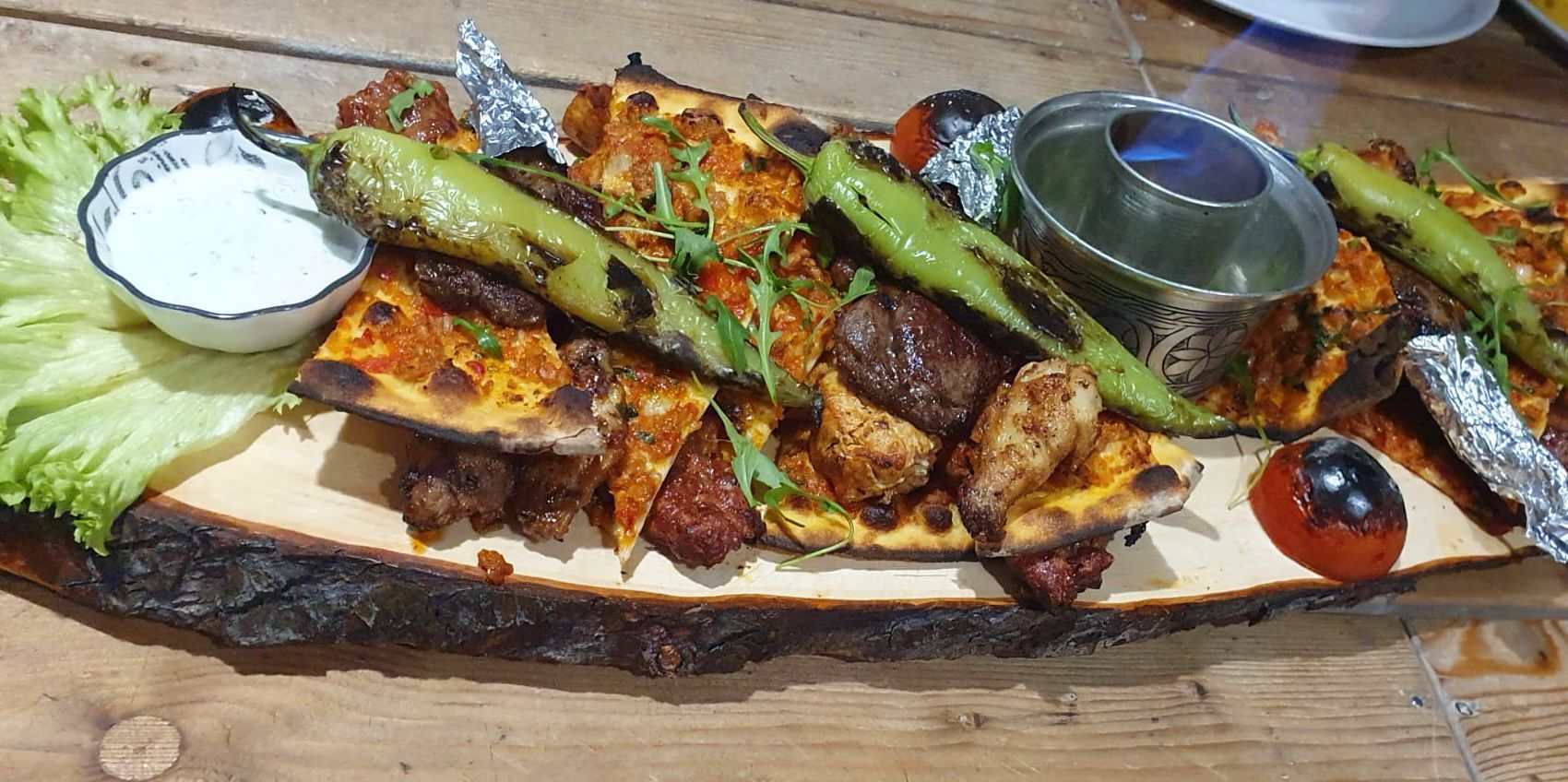 Willkommen im City Grill Pratteln – Ihrem Zuhause für authentische anatolische Speisen in Baselland. Genießen Sie herzhaften Döner Kebap und knusprige Lahmacun in einem einladenden Ambiente. Treffen Sie Freunde und Familie für unvergessliche Momente und eine kulinarische Reise jenseits des Gewöhnlichen.