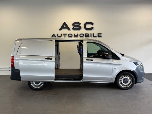 Ein Mann wäscht ein schwarzes Auto mit einem gelben Schwamm.