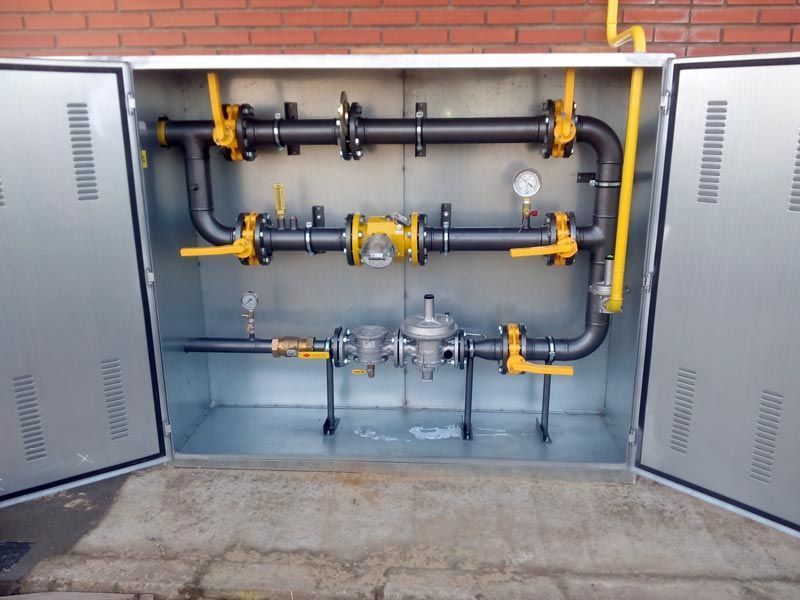 Una caja de metal con un montón de tubos dentro.