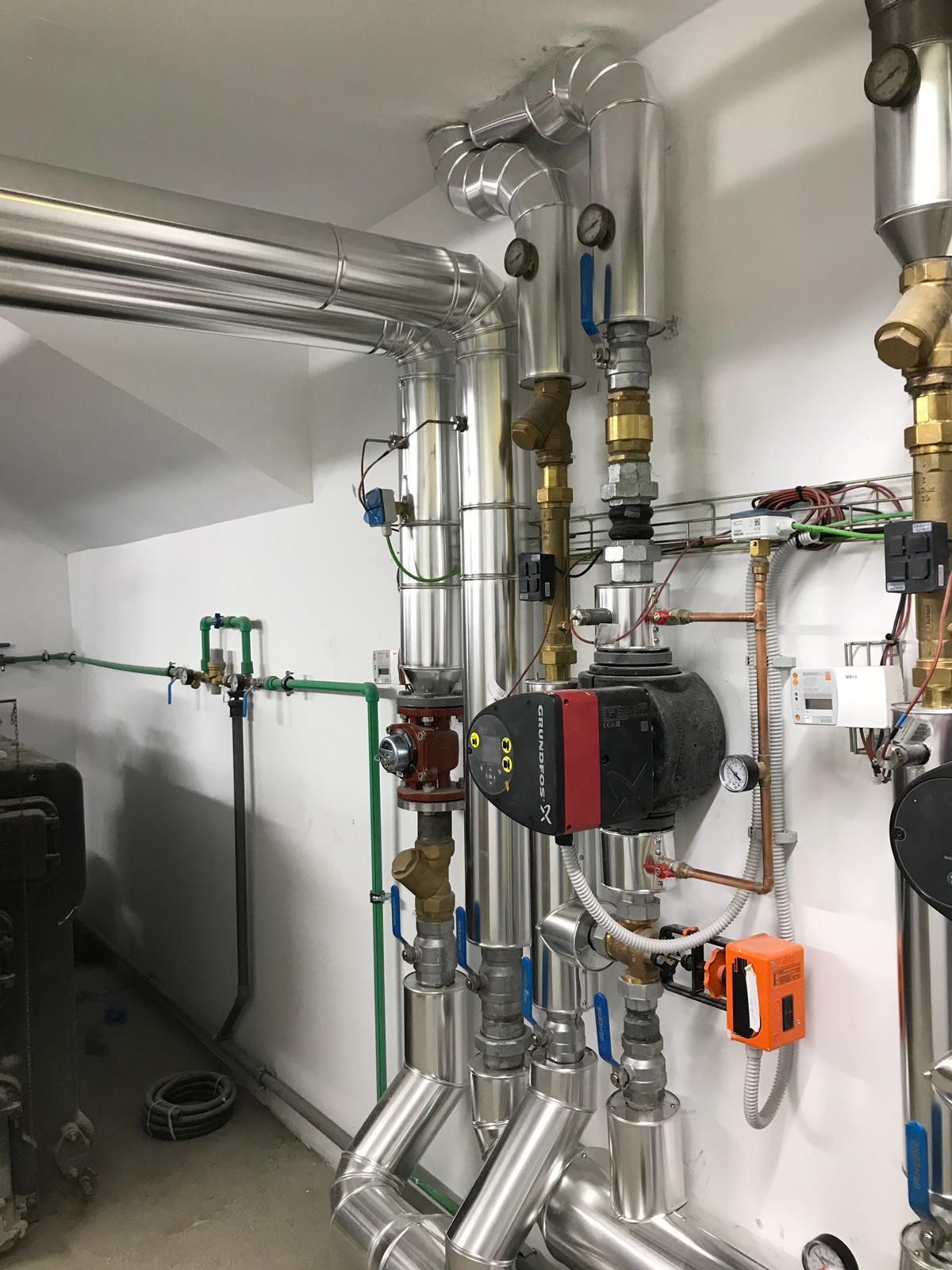 Una habitación llena de tuberías y válvulas.