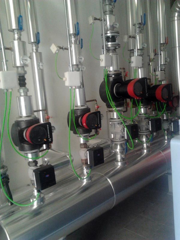 Una habitación llena de tuberías y válvulas.