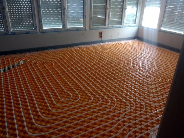 Una habitación con sistema de calefacción en el suelo