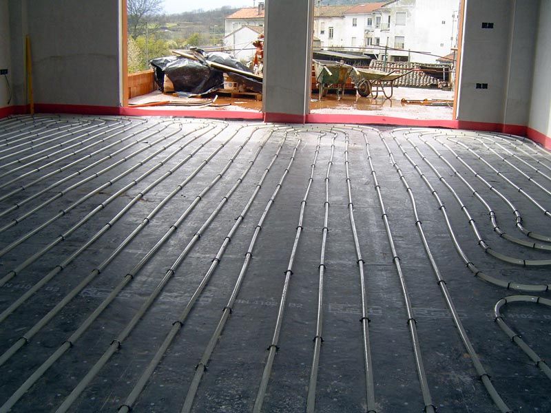 Una habitación con muchas tuberías en el suelo