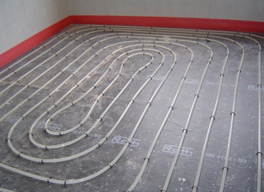 Una habitación con un sistema de calefacción circular en el suelo.