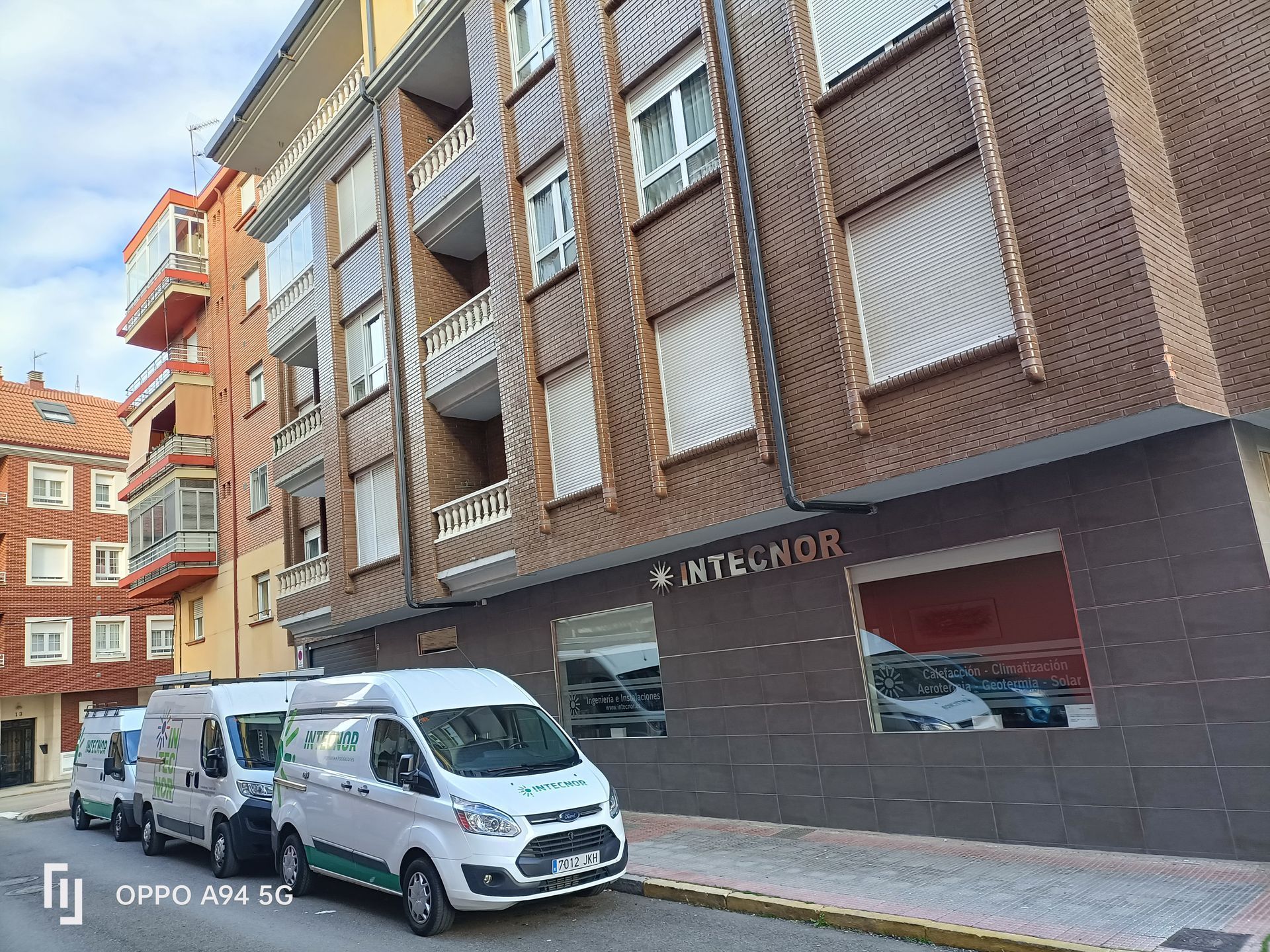 Dos camionetas están estacionadas frente a un edificio que dice in tec nor