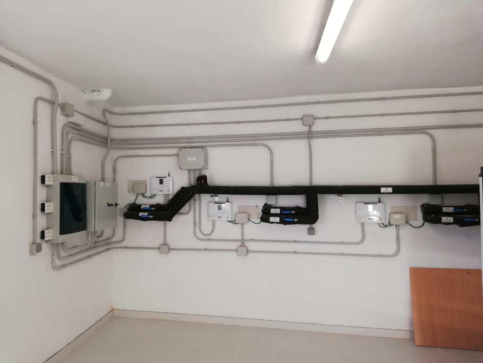 Una habitación con muchos cables en la pared