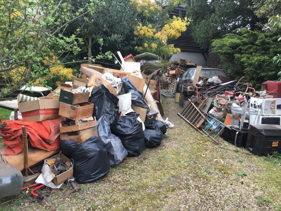 Pile de déchets dans un jardin