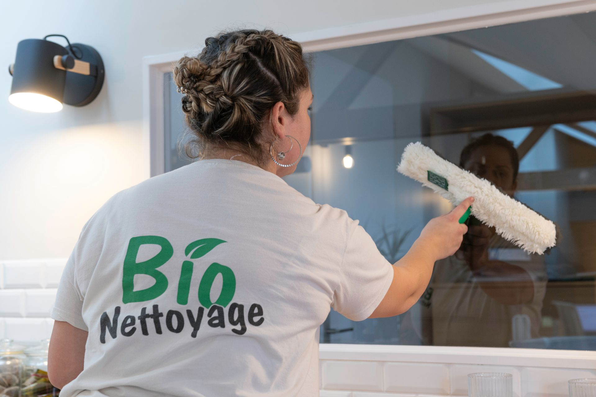 Professionnelle de l'entreprise nettoyant des vitres